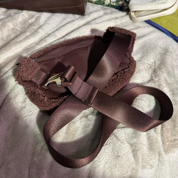 Lululemon 2 Liter Fuzzy Fanny Pack - Picture 7 of 7